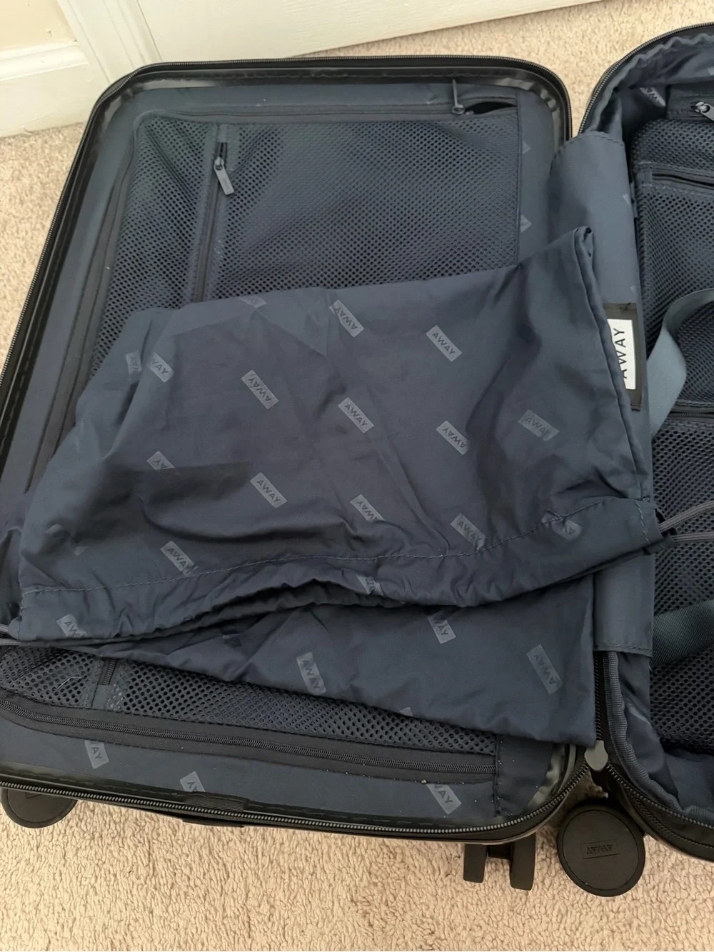 EUC AWAY Bigger Carry-On Flex in Jet Black
